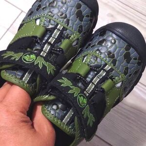 (77-3265)  🔥3/$20🔥  JURASSIC Shoes Sz 9